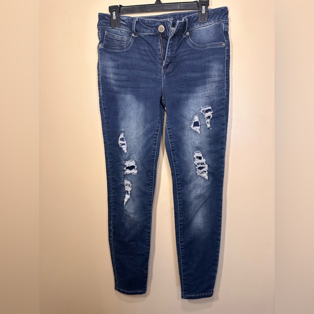 Maurices distressed jeans, size medium

(INV#A37)